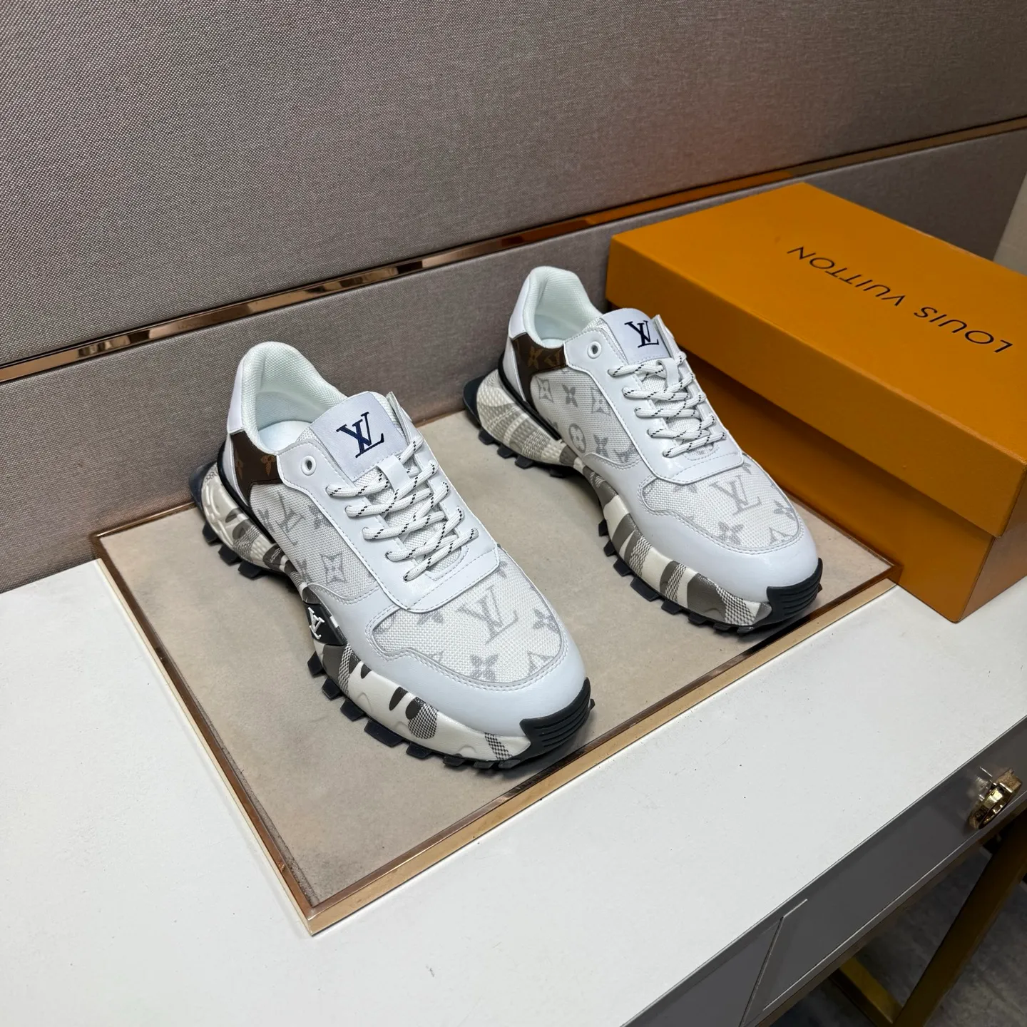 ⬛️Men's shoes 💰p442【LV～】Men's casual shoes 2025z cabinet sales simultaneously 🔶Size: 38-44#️⃣ 🔷2 colors🔜The upper is made of multi-material splicing➕Mesh lining, comfortable and breathable, sole: original comfortable and wear-resistant outsole, ⚠️real thing📱photographed🎬real thing is better📢📢📢